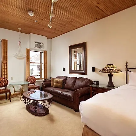 Independence Square Unit 306, Hotel Room With Large Sitting Area & Wet Bar